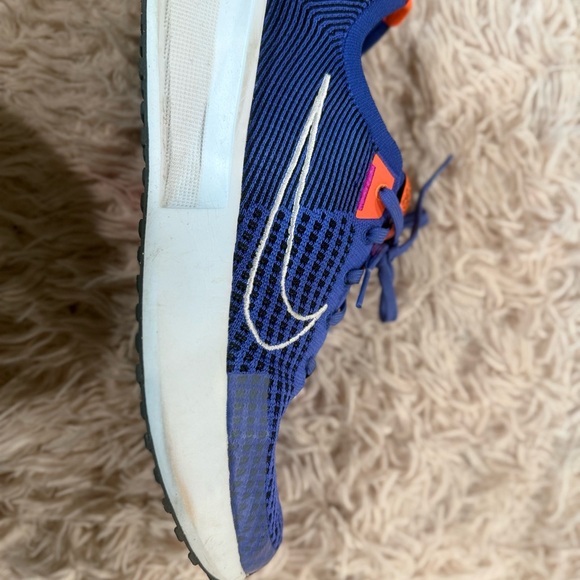 Nike Men's Interact FlyKnit Running Shoes.   (Size 10.5) - Picture 5 of 8